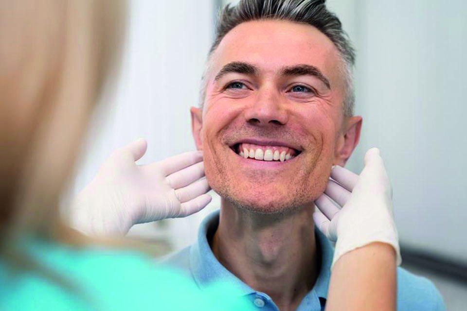 Bild eines Patienten mit Kieferbeschwerden